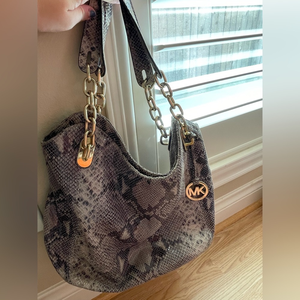 Snake skin shoulder bag! Great for fall!